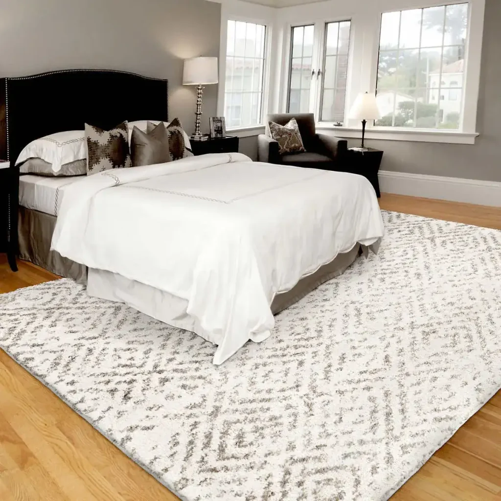 La gran alfombra mullida del dormitorio